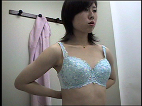 女撮り師が潜入して性的姿態を盗撮した女性の着替え記録映像 4時間特別編　サンプル画像03